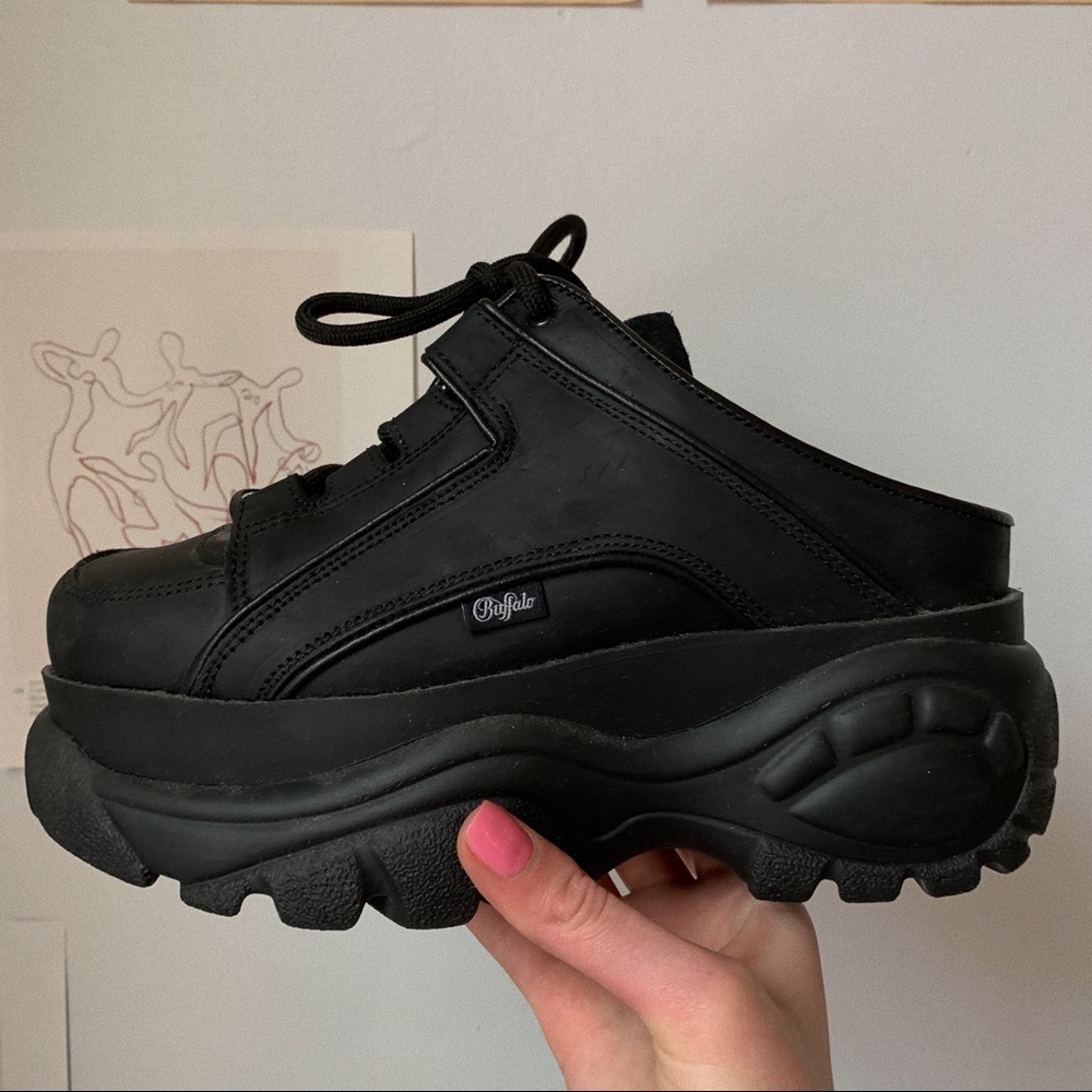 📌SOLD📌 Buffalo London Clogs